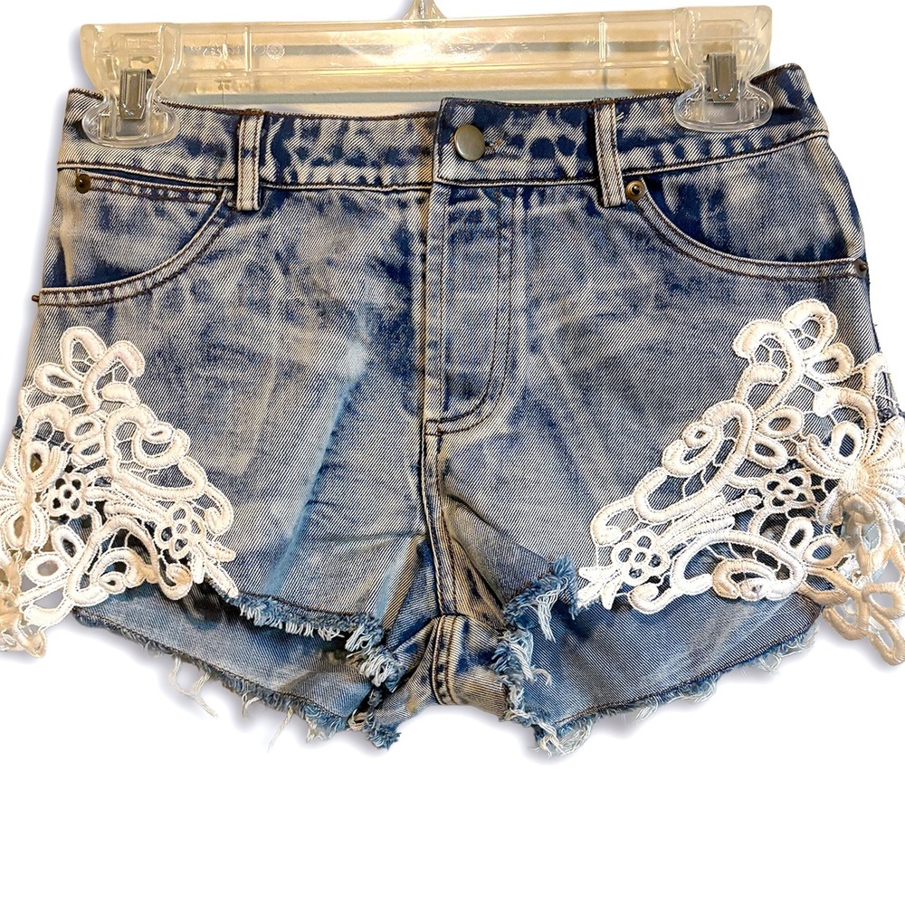 RAGA Boho Festival Shorts Size S Crochet Lace Trim Fray Hem Light Acid Wash NWT - Picture 1 of 10
